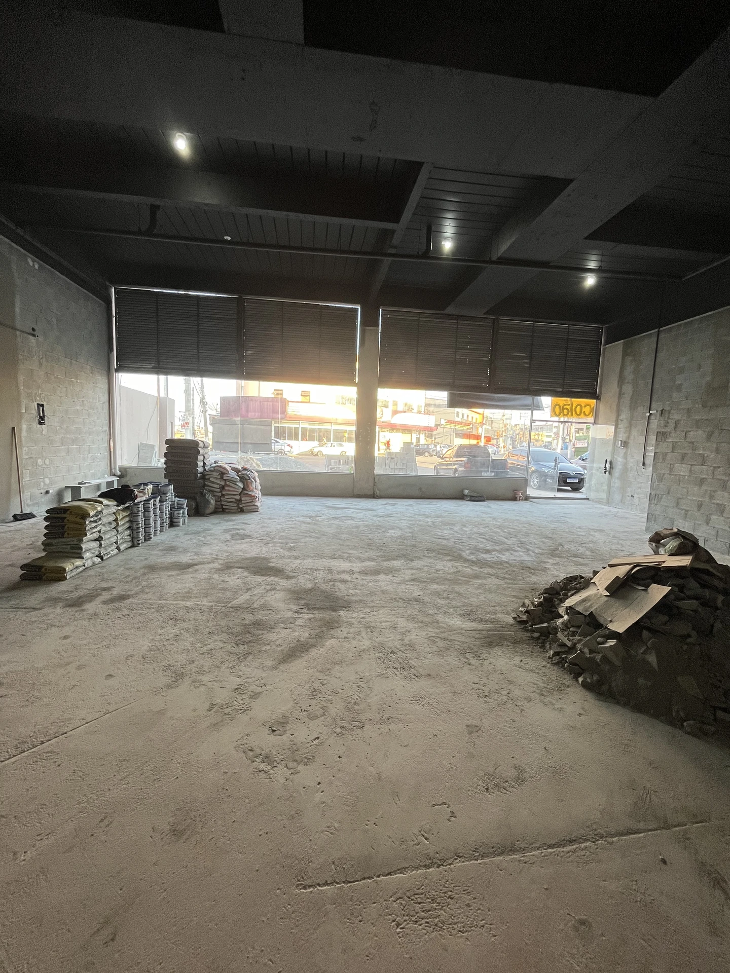 Obra comercial em andamento interior com instalações e estrutura