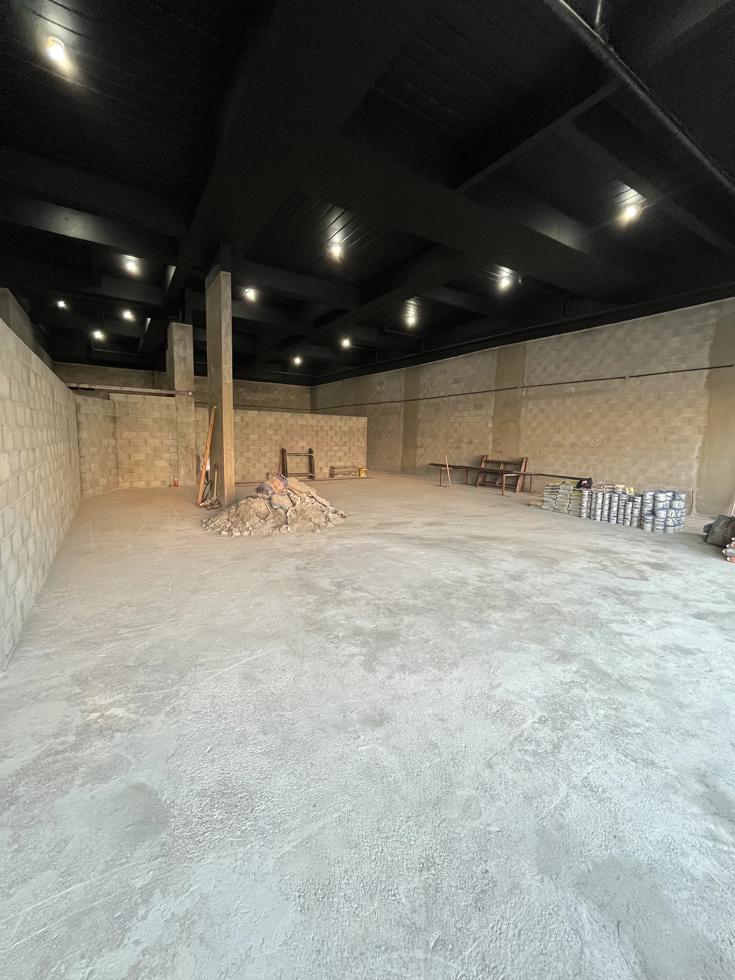 Interior de espaço comercial entregue reforma completa