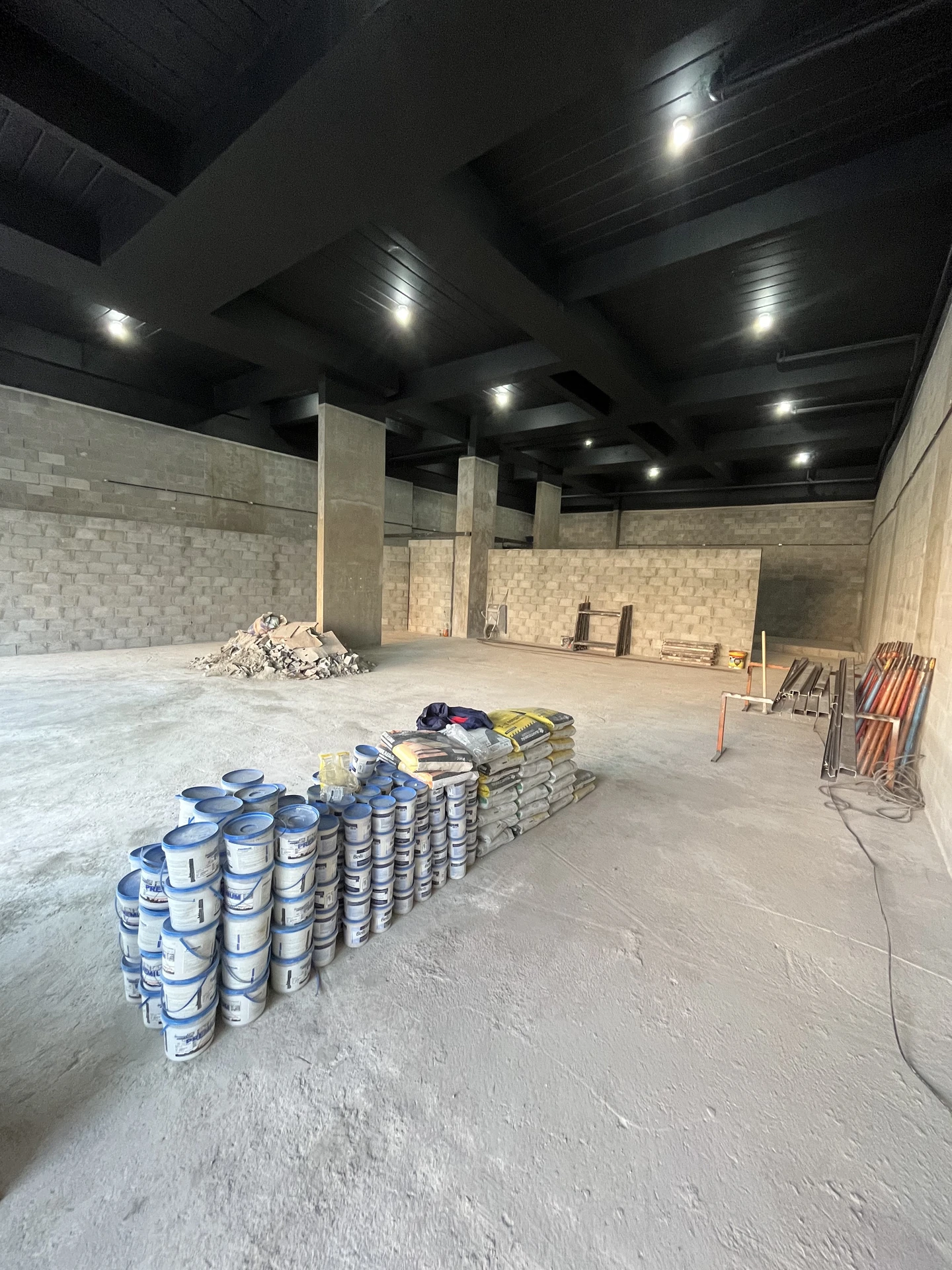 Parede de azulejos e acabamento açougue