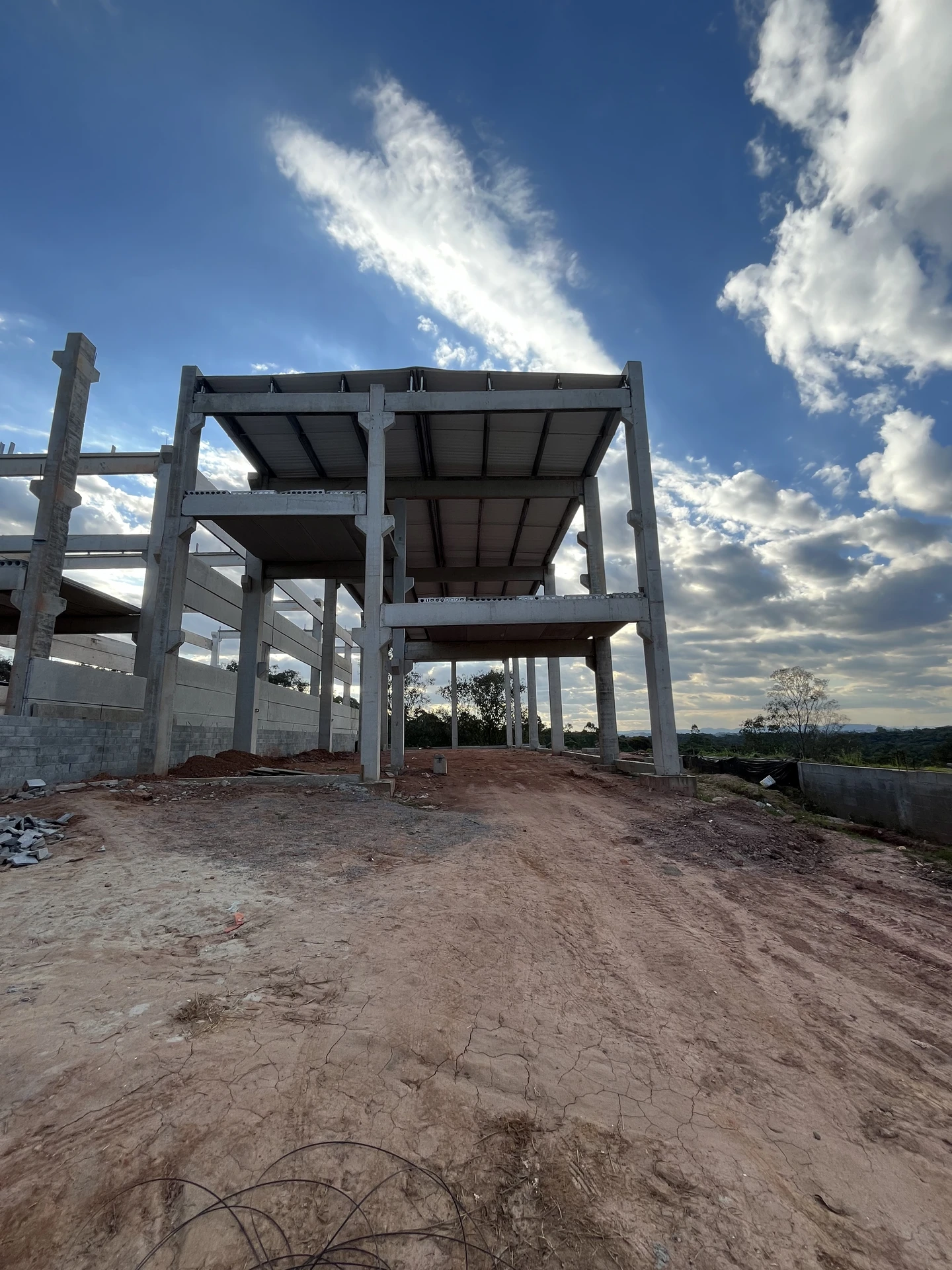 Galpão comercial em construção estrutura metálica e cobertura