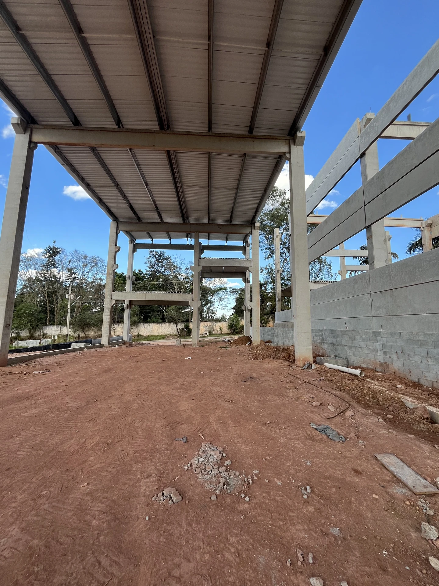Construção de prédio comercial lajes e estrutura de concreto