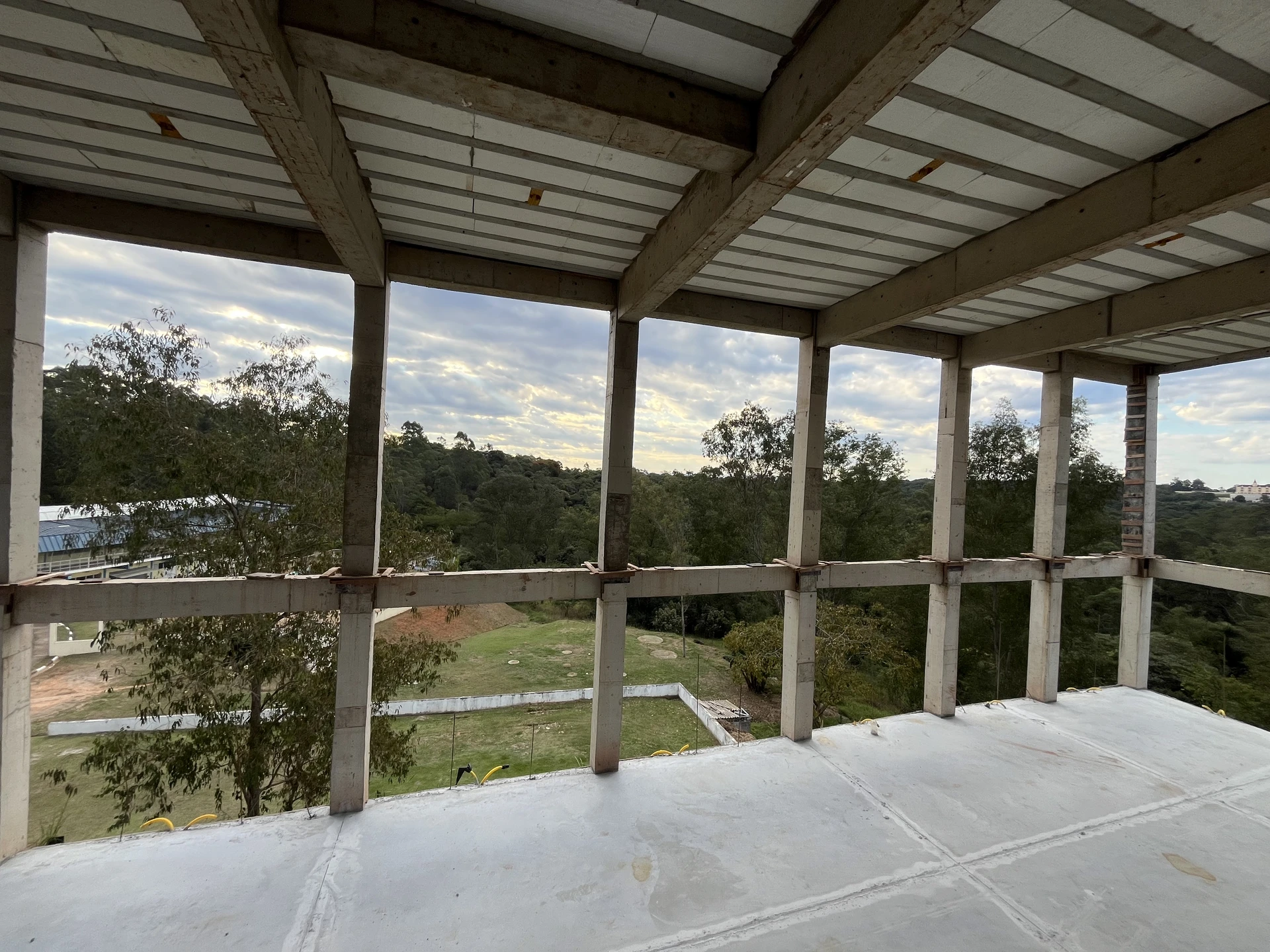 Estrutura de galpão comercial em construção vista panorâmica