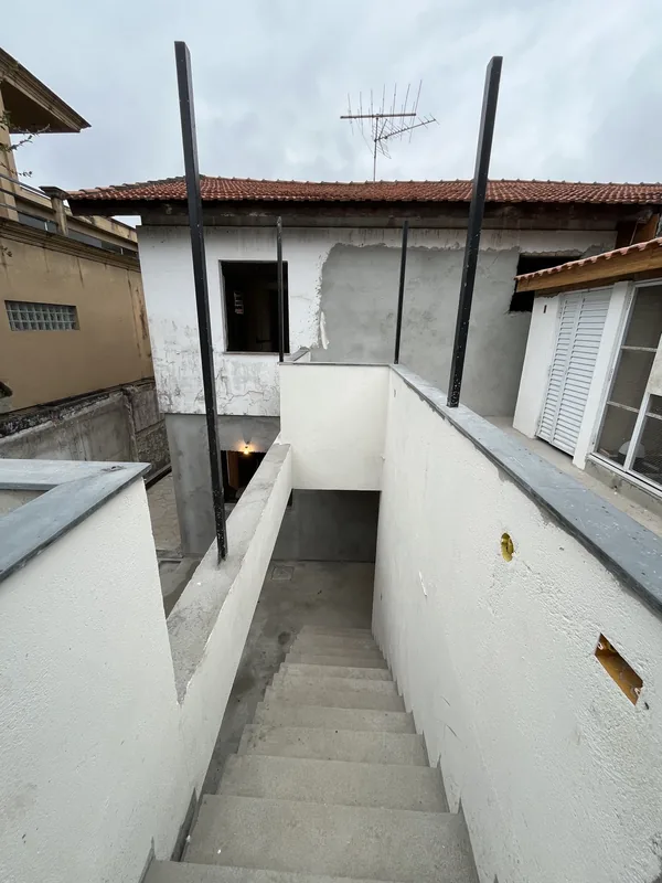 Escada estrutural de concreto aparente reforço e ampliação, Moema SP