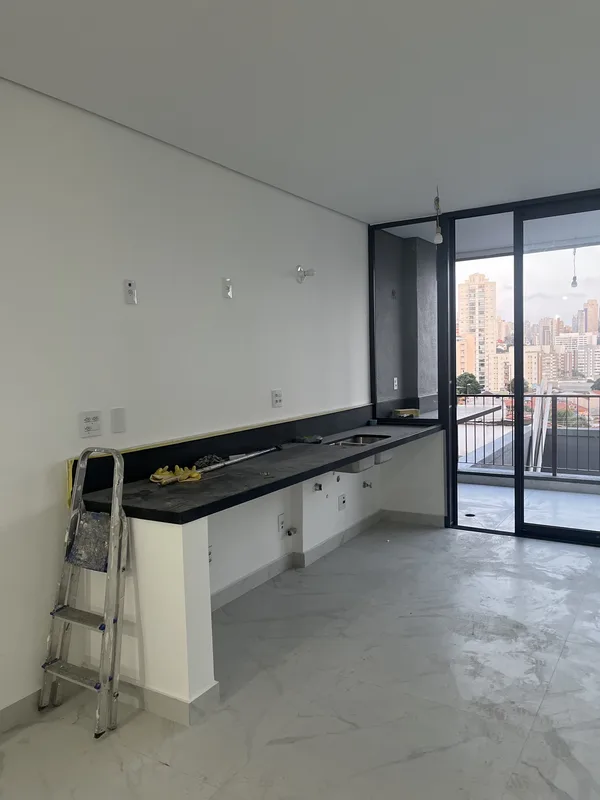 Interior de residência em reforma obra cinza, Moema SP
