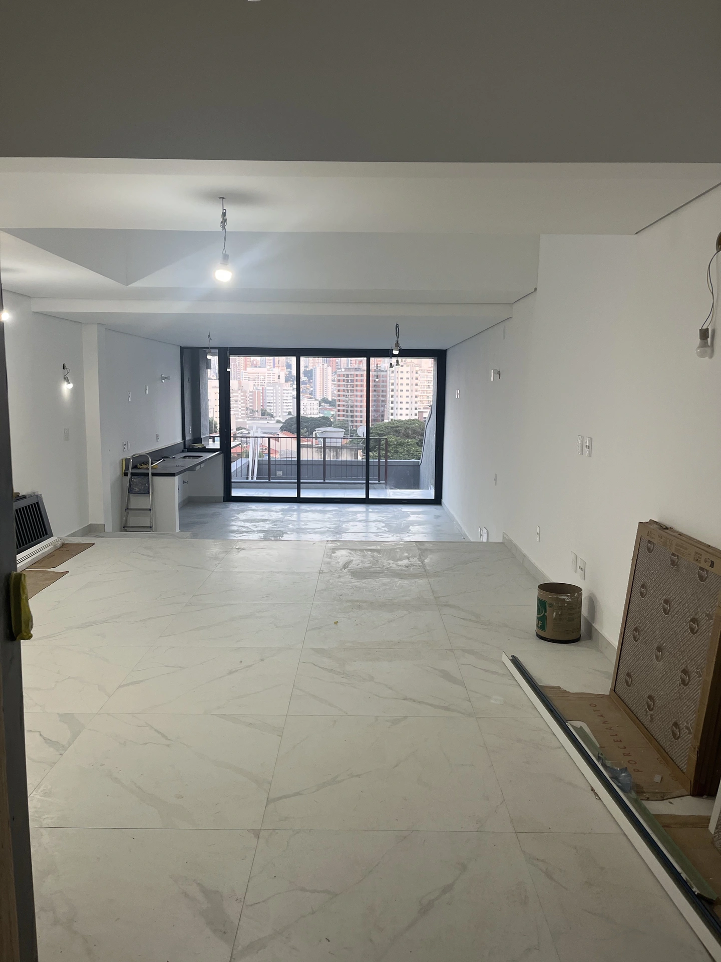 Sala ampla com piso mármore e vista da cidade Lapa SP