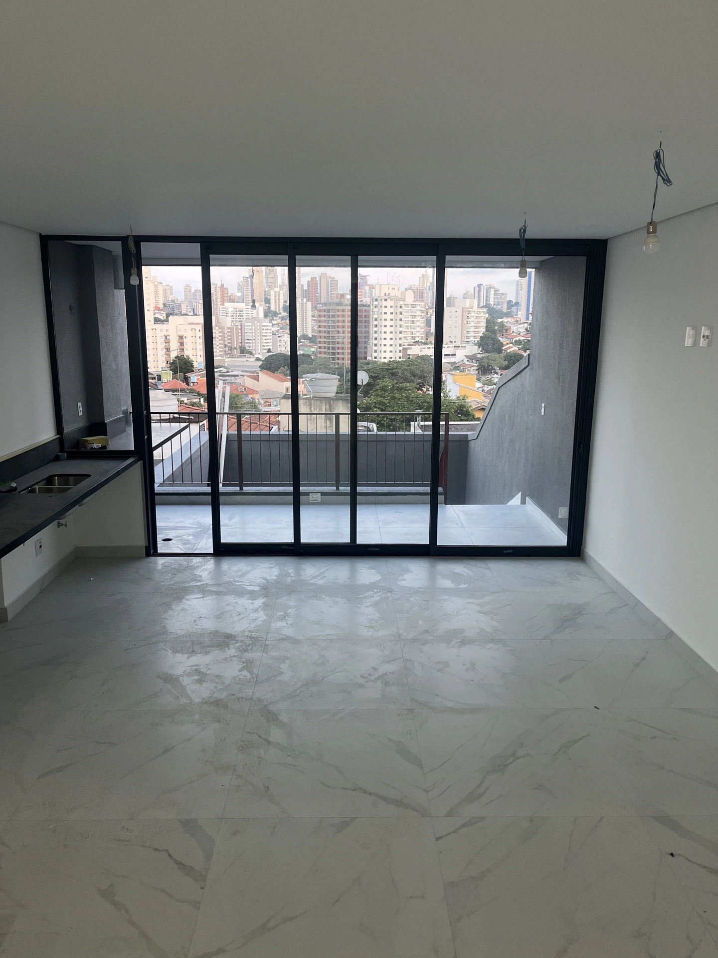 Sala com esquadria de vidro e vista SP Lapa