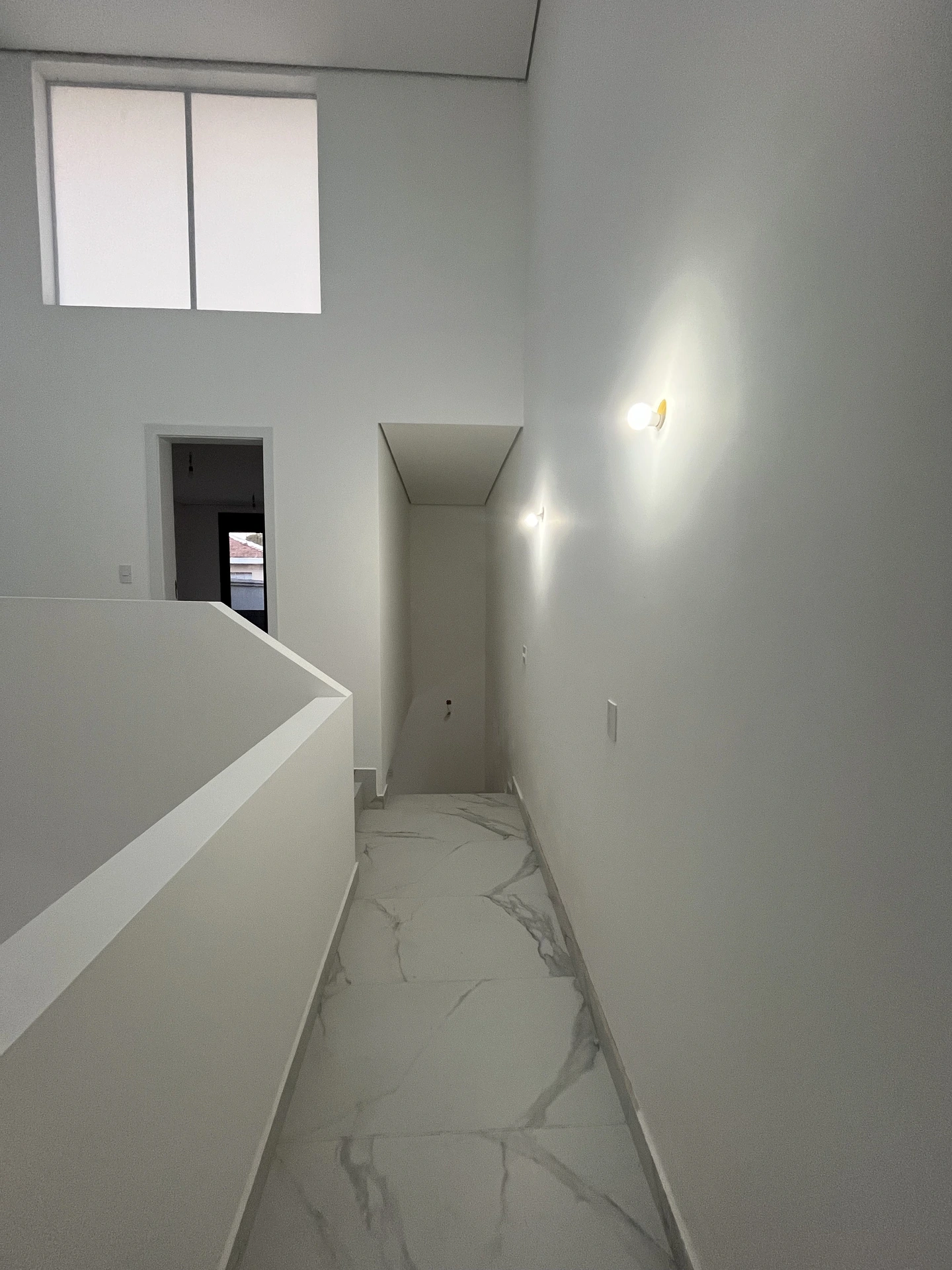 Corredor com piso mármore e iluminação cênica Lapa SP