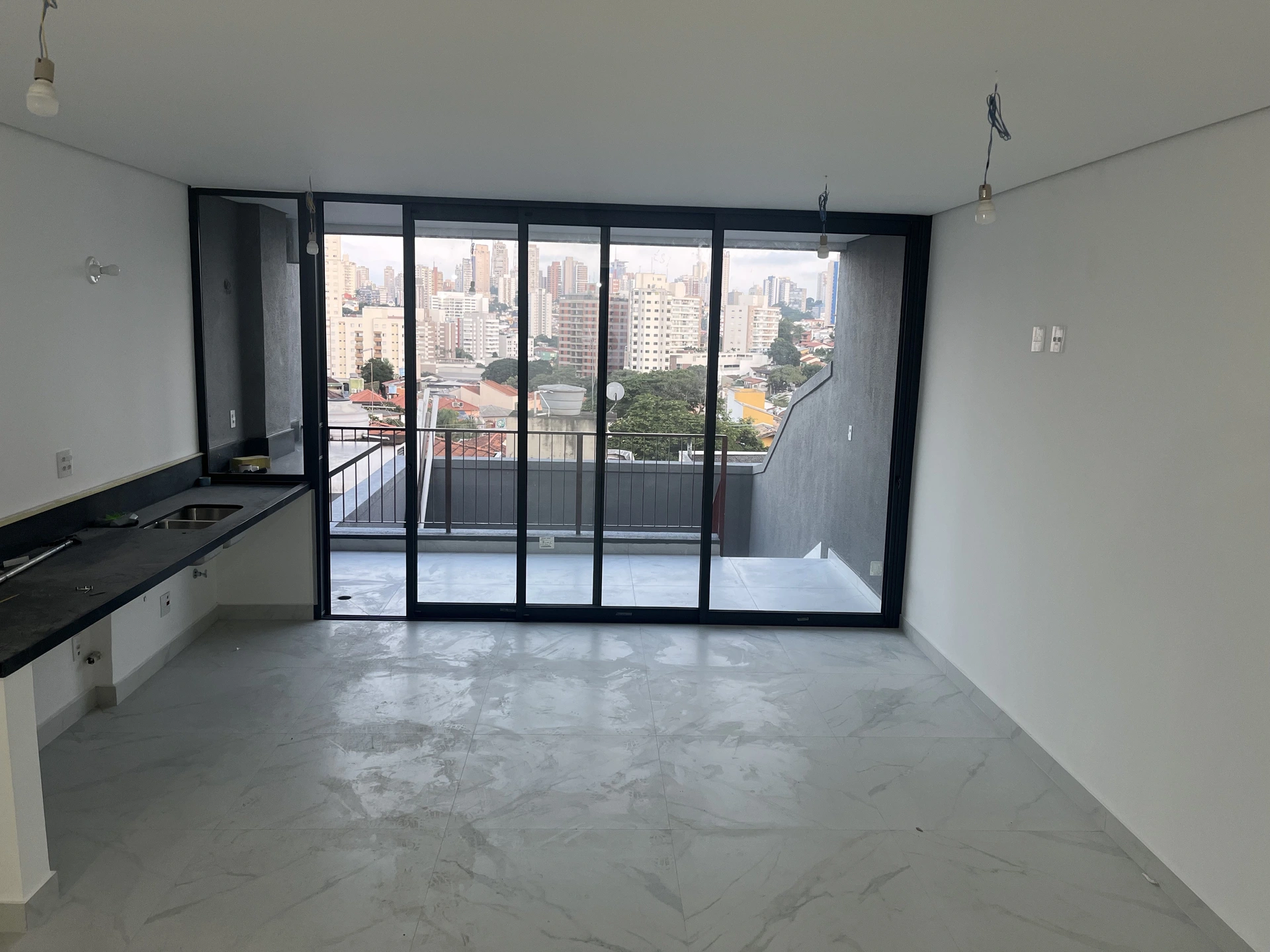 Sala com portas de vidro e vista de São Paulo Lapa