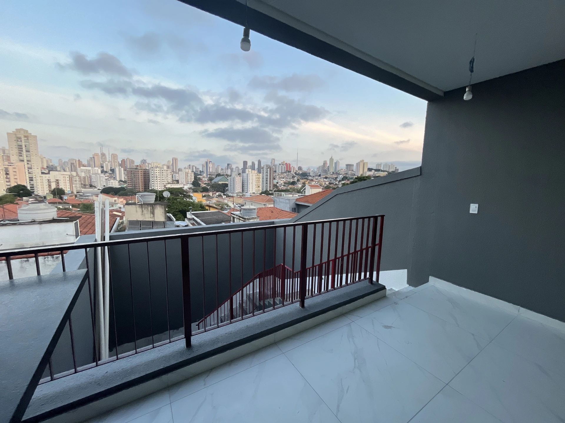 Varanda com vista panorâmica de São Paulo Lapa