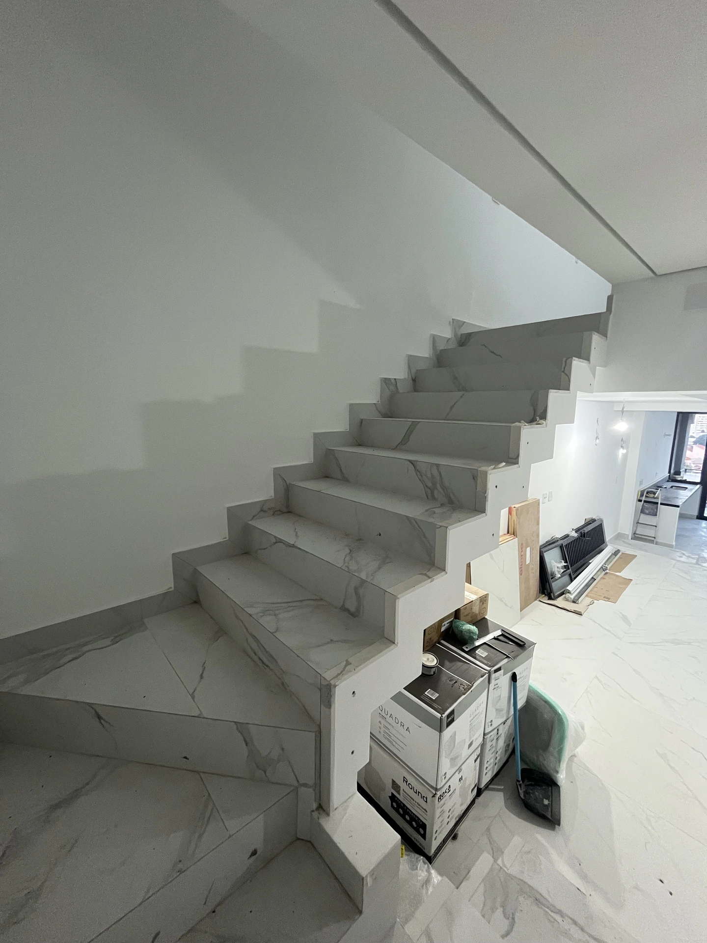 Escada de mármore branco com acabamento fino Lapa SP