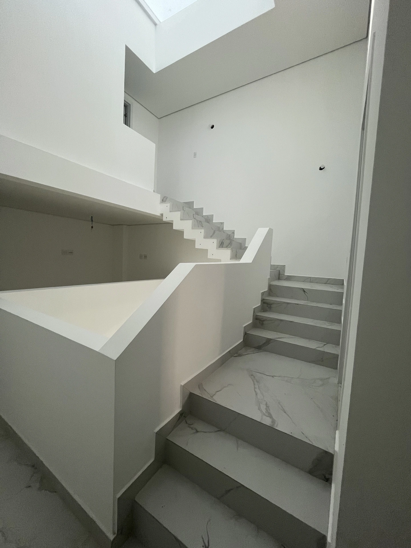 Hall de entrada com escada e claraboia Lapa SP