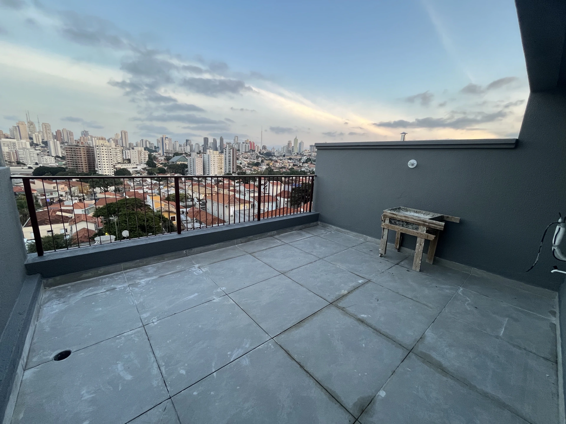 Terraço com mesa e vista de São Paulo Lapa