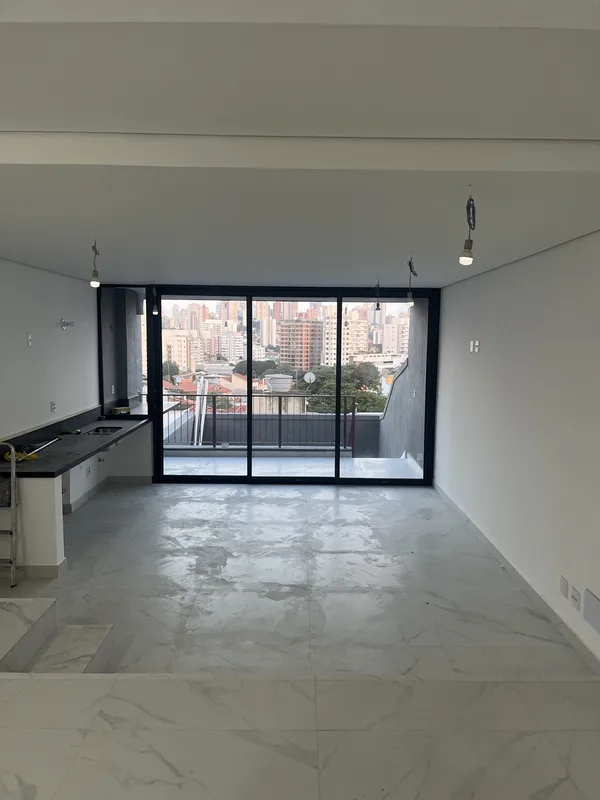 Residência Moema em obra interior com escada, elétrica e estrutura em andamento