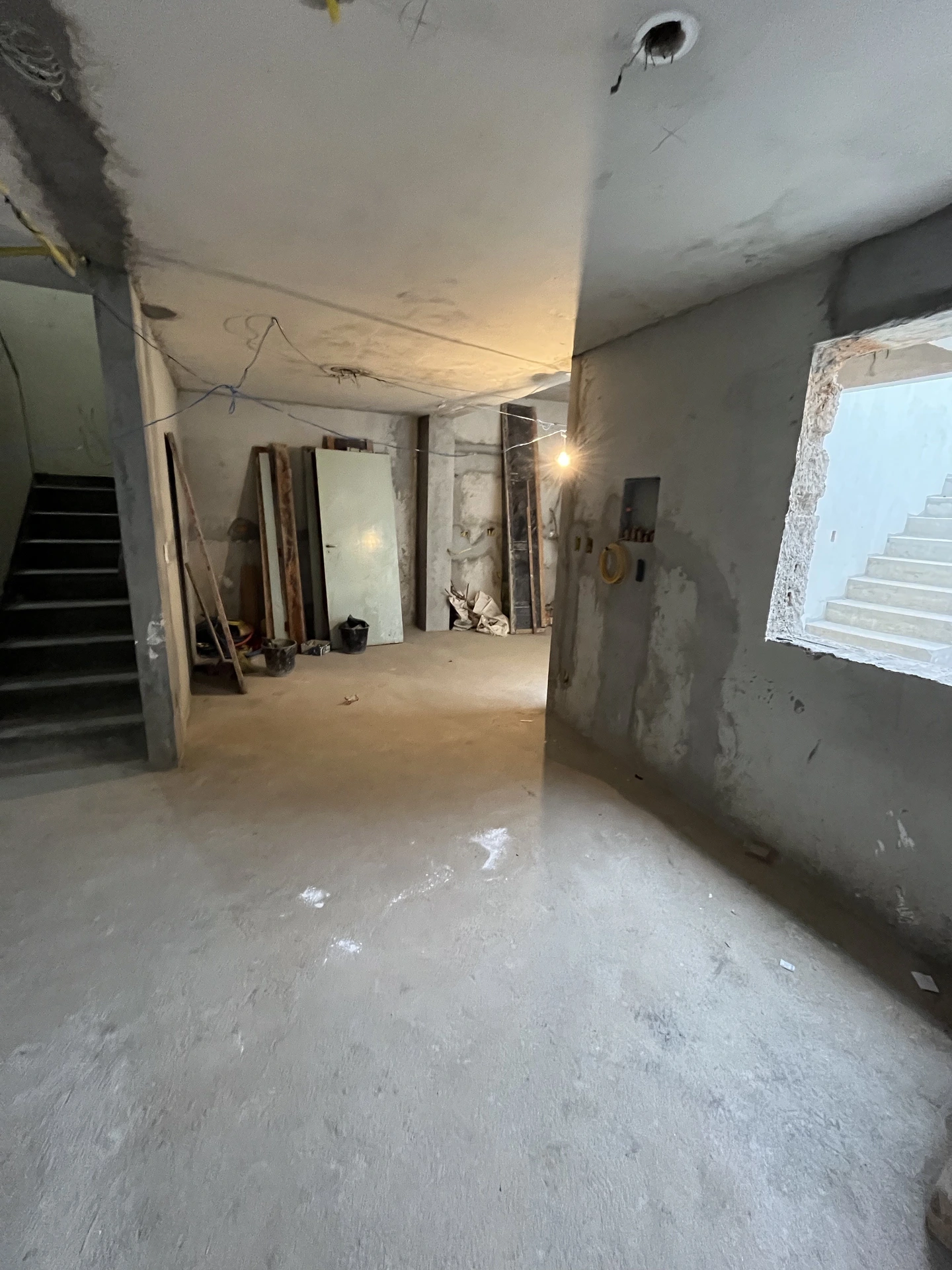Interior em obra cinza reforma em Moema SP