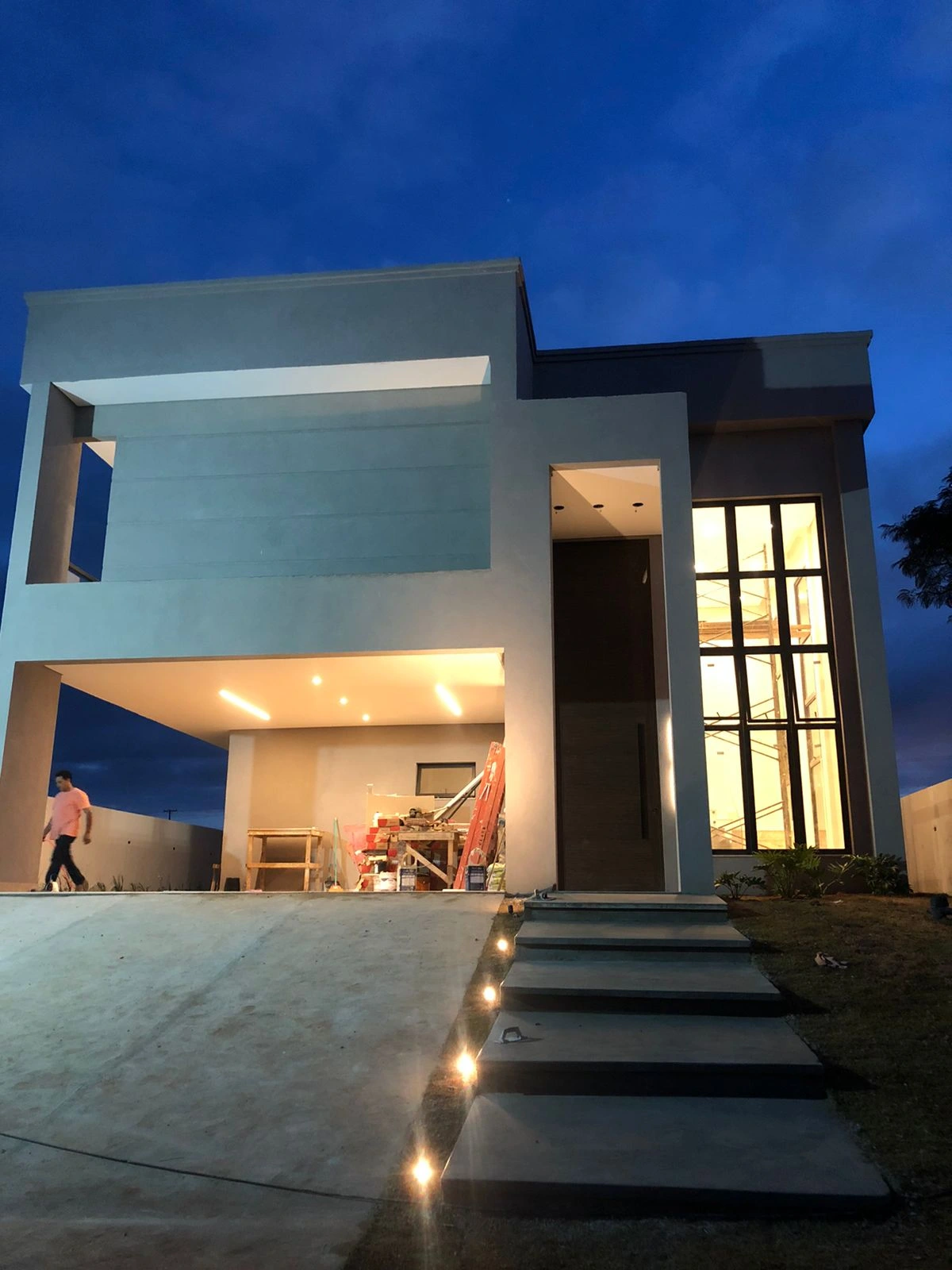 Fachada noturna dramática com iluminação de entrada Riviera
