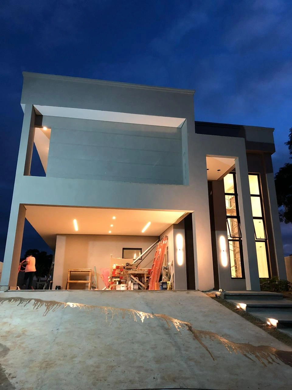 Fachada noturna iluminada casa alto padrão em Riviera