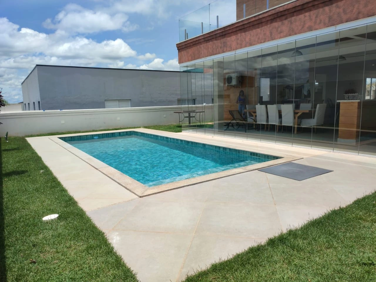 Piscina azul com varanda e jardim Riviera XIII