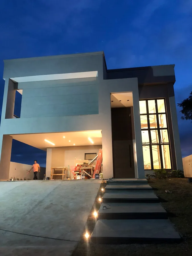 Fachada noturna em fase de acabamento equipe STC trabalhando